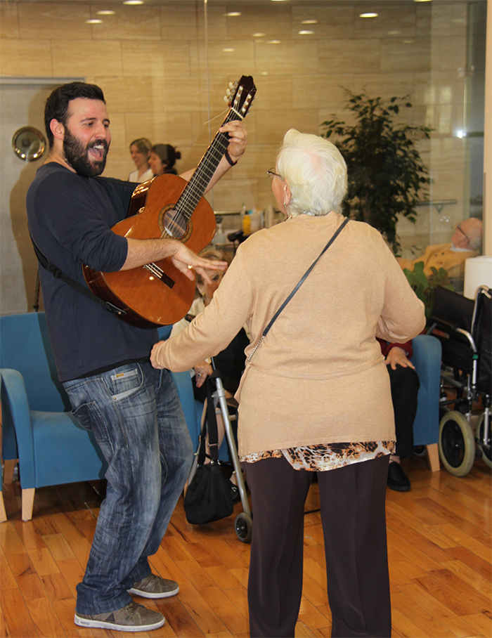 Beneficis de la musicoteràpia a les residències per a gent gran