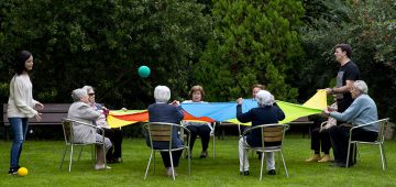 Residentes realizando actividad en el jardín