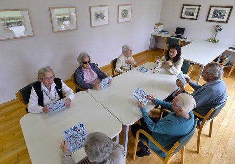 Cuidadora amb els residents