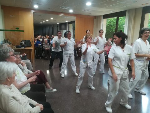 beneficis físics i cognitius del ball per a la gent gran